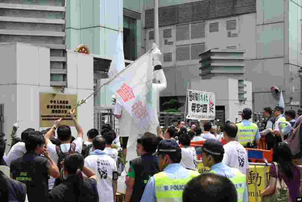 港人悼念胡耀邦与方励之 决心平反六四
