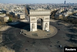 پیرس کی مشہور محراب ’ٹرائمفل آرچ‘ کا ایک منظر