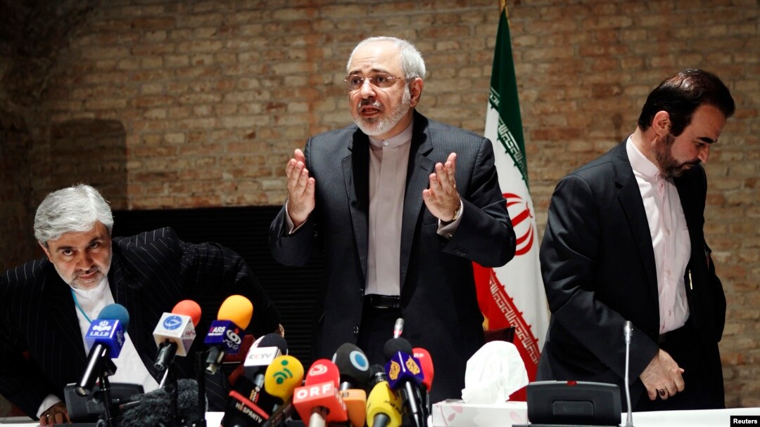 Menlu Iran Mohammad Javad Zarif (tengah) saat perundingan nuklir di Wina, Austria (15/7). 
