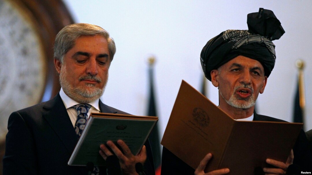 Presiden baru Afghanistan Ashraf Ghani Ahmadzai (kanan) dan kepala eksekutif Afghanistan Abdullah Abdullah mengambil sumpah dalam pelantikan di Kabul (29/9). 
