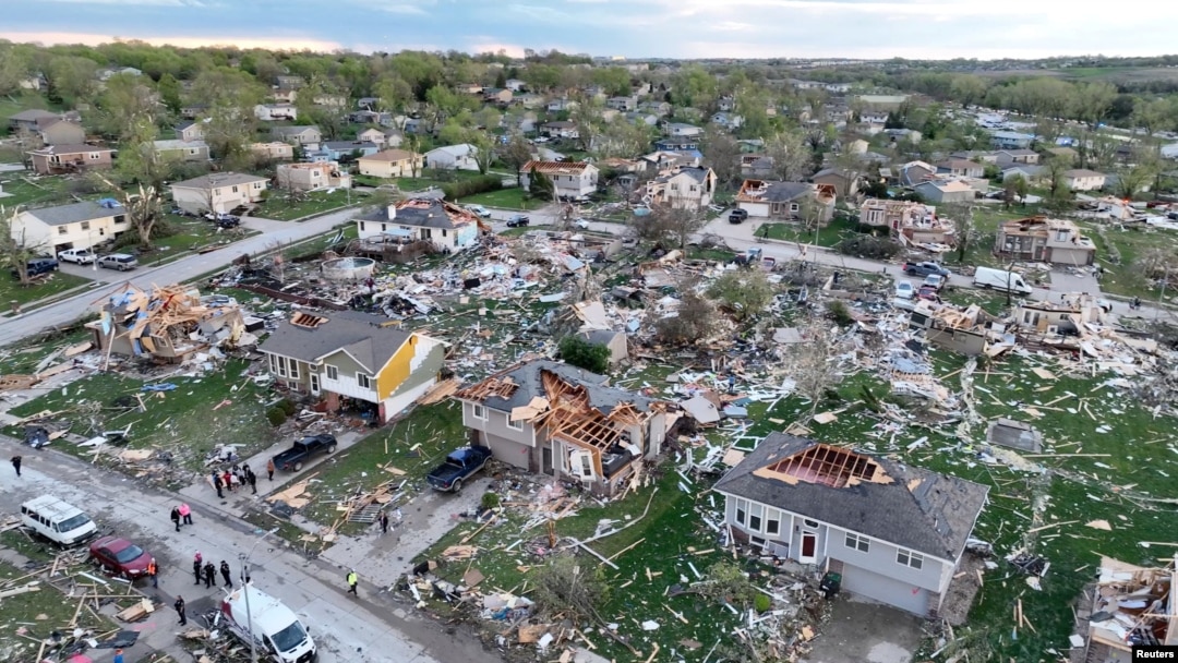 27 Nisan 2024 - Iowa ve Nebraska eyaletlerini vuran hortumların ardından, en çok hasar gören Omaha kentindeki yıkım drone ile görüntülendi