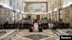 Le pape François rencontre des fidèles lors de la conférence internationale de "Migrations et paix", au Vatican, le 21 février 2017.