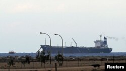 Tanker berbendera Korea Utara berlabuh di terminal ekspor minyak Es Sider di Ras Lanuf, Libya, 8 Maret 2014.