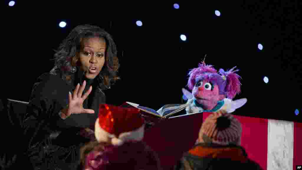 A Primeira-dama americana, Michelle Obama, lê uma história com uma figura dos Marretas para as crianças que foram à inauguração da árvore de Natal da Casa Branca em Washington. Dez. 6, 2013