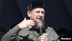 ທ່ານ Ramzan Kadyrov ​ຜູ້​ນໍາສາທາລະນະລັດ​ເຈັກ​ເຈນ (Chechen) ທີ່ໜຸນຫລັງ​ໂດຍ​ວັງ​ແກຣມ​ແລັງ​ ກ່າວຄໍາປາໄສ ຢູ່ໃນການໂຮມຊຸມນຸມ ຢູ່ນະຄອນຫລວງ Grozny ໃນວັນທີ 4 ກັນຍາ, 2017ເພື່ອສະແດງການສະໜັບສະໜຸນແກ່ ຊາວມຸສລິມໂຣຮິງຢາ ພາຍຫລັງ ທີ່ມີຄວາມຮຸນແຮງເກີດຂຶ້ນ ໃນມຽນມາ.
