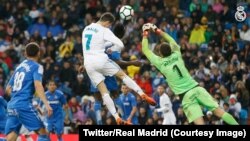 Cristiano Ronaldo du Real Madrid marque de la tête contre Getafe dans un match de la Liga espagnole, au stade Santiago-Bernabéu, 3 mars 2018. (Twitter/Real Madrid)