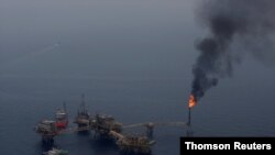 Un quemador de combustible en la plataforma Pemex del monopolio petrolero estatal de México "Ku Maloob Zaap" en la Región Marina Noreste de Pemex Exploración y Producción en la Bahía de Campeche.