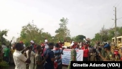 La police disperse une manifestation organisée contre le président Patrice Talon à Cotonou, Bénin, 9 mars 2018. (VOA/Ginette Adande)