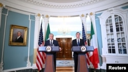 美国国务卿安东尼·布林肯与意大利外交部长安东尼奥·塔亚尼在华盛顿的美国国务院条约厅举行的记者会上讲话。(2023年6月12日)