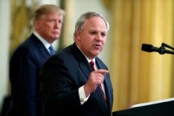 Presiden Donald Trump mendengarkan keterangan dari Menteri Dalam Negeri AS, David Bernhardt di gedung Putih, Washington, D.C., 8 Juli 2019.