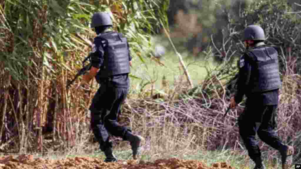 Les membres de la Garde nationale tunisienne prennent position dans la banlieue d&rsquo;Oued Ellil de Tunis où une fusillade a eu lieu, en Tunisie, le jeudi 23 octobre 2014. 