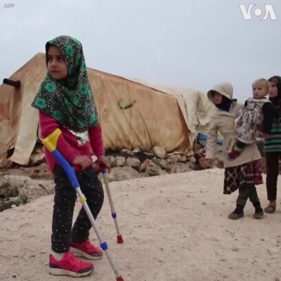 Cô bé tị nạn Syria được lắp chân giả mới