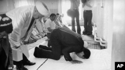 Muhammad Ali O'zbekistonga tashrifi davomida masjidda namoz o'qimoqda, 1978-yil, iyun.