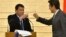 菲律宾总统杜特尔特(左)与日本首相安倍晋三在日本东京举行的欢迎宴会上(2016年10月26日)