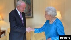 Martin McGuinness နှင့် ဗြိတိန်ဘုရင်မကြီး Elizabeth တို့ ၂၀၁၄ ခုနှစ်အတွင်း တွေ့ဆုံ နှုတ်ဆက်စဉ်။
