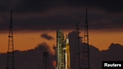 Roketi ya kisasa ya NASA, ikiwa na wafanyakazi wa Orion kwenye eneo la urukaji mapema asubuhi huko Cape Canaveral, Florida, Agosti 29, 2022. REUTERS/Steve Nesius.