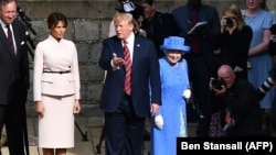 Le couple présidentiel américain et la reine d'Angleterre Elizabeth II en direction d'une entrée du château de Windsor, lors de la visite de M. Trump au Royaume-Uni.. / PHOTO AFP / PISCINE / Ben STANSALL