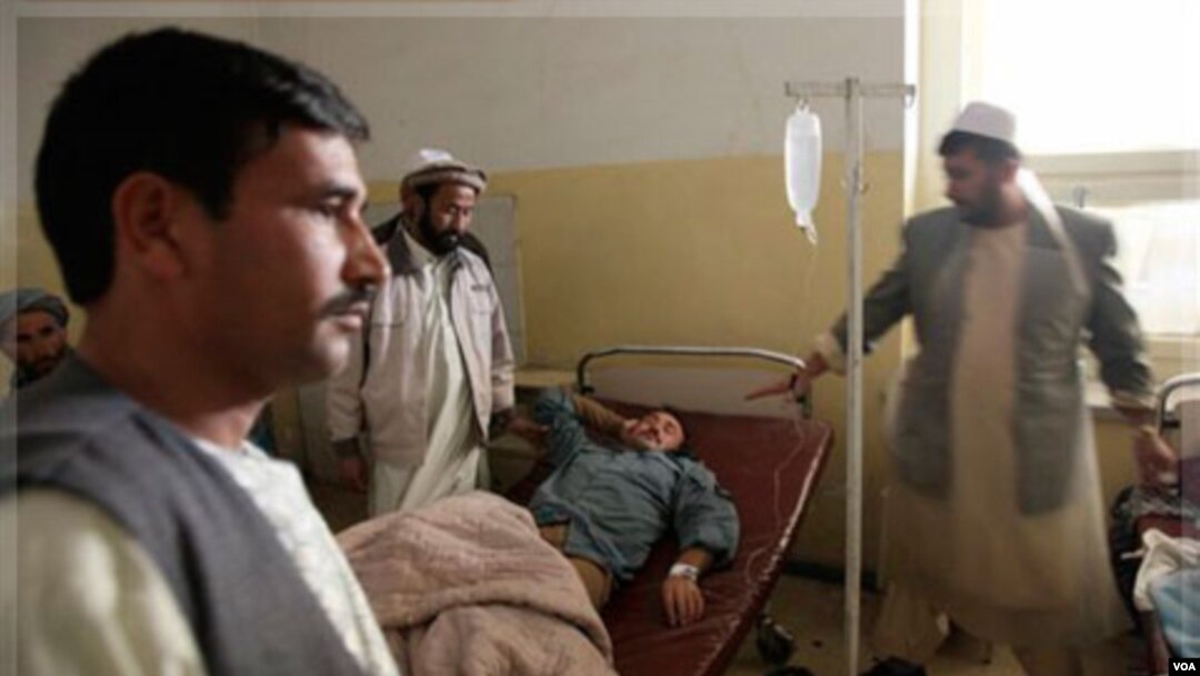 Seorang polisi Afghanistan korban serangan bom terbaring di rumah sakit Baghlan, Afghanistan (6/11).