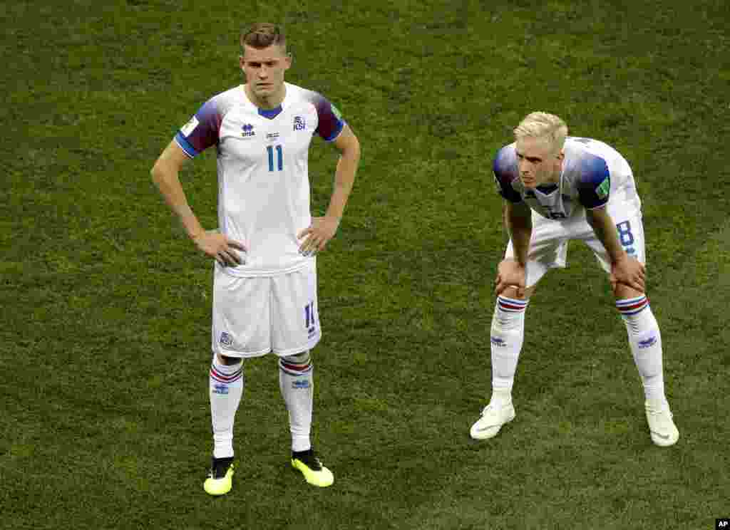 Mchezaji wa Iceland&#39;s Alfred Finnbogason, kushoto, akiwa na mwenzake Hordur Magnussonat baada ya kumalizika mechi ya kundi D kati ya Iceland and Croatia, katika uwanja wa Rostov, mjini Rostov-on-Don, Russia, Jumanne, Juni 26, 2018.