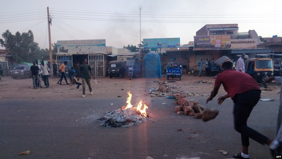 Para pengunjuk rasa memasang barikade di sebuah jalan di Khartoum, Ibu Kota Sudan, Sabtu, 20 November 2021. (Foto: AFP)