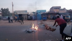 Para pengunjuk rasa memasang barikade di sebuah jalan di Khartoum, Ibu Kota Sudan, Sabtu, 20 November 2021. (Foto: AFP)