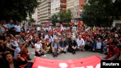 Manm KonfederasyonSendika revolisyonè Tiki yo (DISK) ka p manifeste sou plas santral la nan vil Ankara (17 jen 2013)