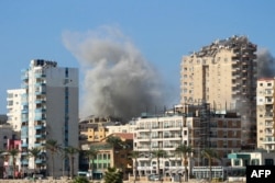 Asap mengepul dari lokasi serangan udara Israel di sebuah kawasan di Kota Tyre, Lebanon selatan, pada 28 Oktober 2024. (Foto: AFP)