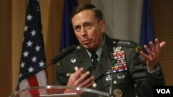 Panglima pasukan AS dan NATO di Afghanistan, Jenderal David Petraeus.