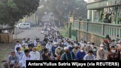 Umat Islam melaksanakan salat Iduladha di jalan di tengah lonjakan kasus COVID-19 di Bogor, Jawa Barat, 20 Juli 2021. (Foto: Antara/Yulius Satria Wijaya via REUTERS)