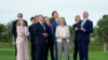 七国集团和欧盟领导人2024年6月13日在意大利出席峰会期间观看跳伞表演。（美联社）