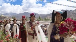 ལ་དཱགས་ཀྱི་དད་ལྡན་པ་རྣམས་ཀྱིས་༧གོང་ས་མཆོག་ལ་བརྟན་བཞུགས་བསྟར་འབུལ་ཞུས་པ།