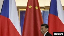 지난 2016년 3월 시진핑 중국 국가주석이 체코 프라하에서 열린 기자회견을 한 후 회견장을 떠나고 있다. 