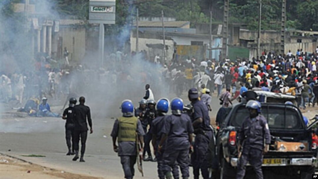 'Yan sandan Ivory Coast masu goyon bayan Shugaba Laurent Gbagbo na arangama da magoya bayan Alassane Ouattara