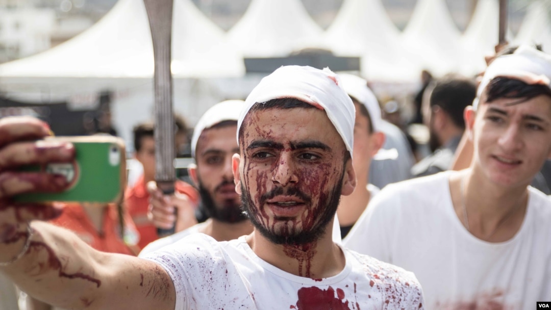 Para pria Muslim-Syiah merayakan hari Ashura di Nabatieh, Lebanon, Rabu 12/10 (foto: J. Owens/VOA)