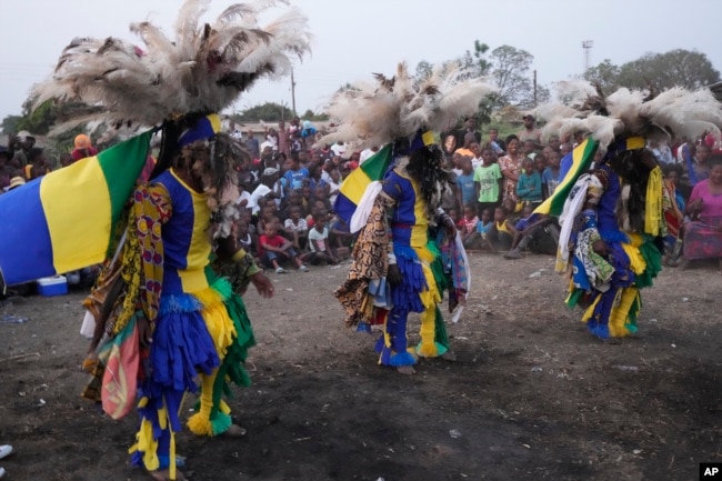 Gule Wamkulu dance secretive society members in masks and colorful outfits perform their ritual dance in Harare, Zimbabwe on October 23, 2022.(AP Photo/Tsvangirayi Mukwazhi)