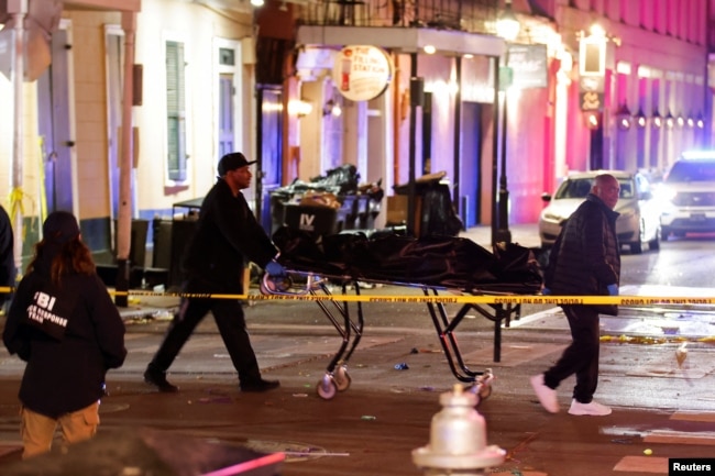 Varias personas llevan un cadáver sobre una camilla cerca del lugar donde un hombre que conducía una camioneta mató a varias personas en un ataque durante las celebraciones de Año Nuevo, en Nueva Orleans, Luisiana, EE. UU., el 2 de enero de 2025. REUTERS/Eduardo Munoz