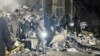 En esta imagen proporcionada por la oficina de prensa de la policía ucraniana, trabajadores de emergencia trabajan en el lugar de un edificio destruido de varias plantas tras un ataque ruso contra un vecindario residencial en Odesa, Ucrania, el sábado 2 de marzo de 2024