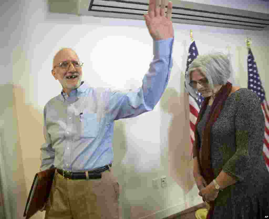 El anuncio de cambio de políticas hacia Cuba coincidió con la liberación del contratista estadounidense Alan Gross. Liberado por Cuba en diciembre de 2014 tras cinco años de prisión en la isla, Gross cumplía una condena de 15 años por espionaje. 