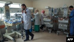 Médicos palestinos atienden a bebés prematuros evacuados del Hospital de Al Shifa, en la Ciudad de Gaza, en Rafah, en el sur de la Franja de Gaza, en espera de ser trasladados a Egipto, el 19 de noviembre de 2023.