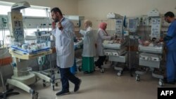 Médicos palestinos atienden a bebés prematuros evacuados del hospital Al Shifa de la ciudad de Gaza, antes de su traslado a Egipto desde un hospital en Rafah, en el sur de la Franja de Gaza, el 19 de noviembre de 2023.