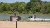 Un bote de la Patrulla Fronteriza de EEUU patrulla la frontera sur, el 26 de junio de 2023 en Eagle Pass, Texas. (Foto por SUZANNE CORDEIRO / AFP)