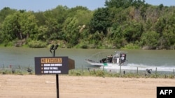 Un bote de la Patrulla Fronteriza de EEUU patrulla la frontera sur, el 26 de junio de 2023 en Eagle Pass, Texas. (Foto por SUZANNE CORDEIRO / AFP)