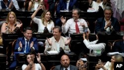 Los legisladores celebran después de que un proyecto de ley promovido por el presidente argentino Javier Milei fuera aprobado en general por la cámara baja del Congreso, en Buenos Aires, Argentina, el viernes 2 de febrero de 2024.