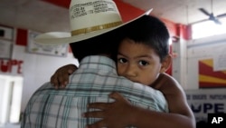 Miguel, 3, digendong ayahnya yang seorang migran ilegal di San Juan, Texas. (Foto: dok.)