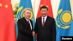 资料照：中国国家主席习近平在北京人大会堂会见到访的哈萨克斯坦前总统纳扎尔巴耶夫。（2019年4月28日）