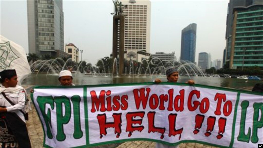 Para pengunjuk rasa memprotes penyelenggaraan kontes 'Miss World' dengan membentangkan spanduk di seputar bundaran HI, di Jakarta, Sabtu (14/9).