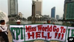 Para pengunjuk rasa memprotes penyelenggaraan kontes 'Miss World' dengan membentangkan spanduk di seputar bundaran HI, di Jakarta, Sabtu (14/9).