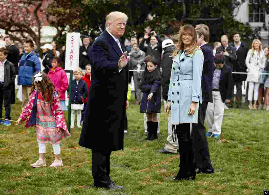 Presiden Donald Trump dan Ibu Negara Melania Trump menyambut para pengunjung di acara Lomba Balap Telur Paskah, 2 April 2018.