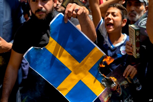Lübnan'da Hizbullah destekçileri sloganlar eşliğinde İsveç bayrağı yaktı.