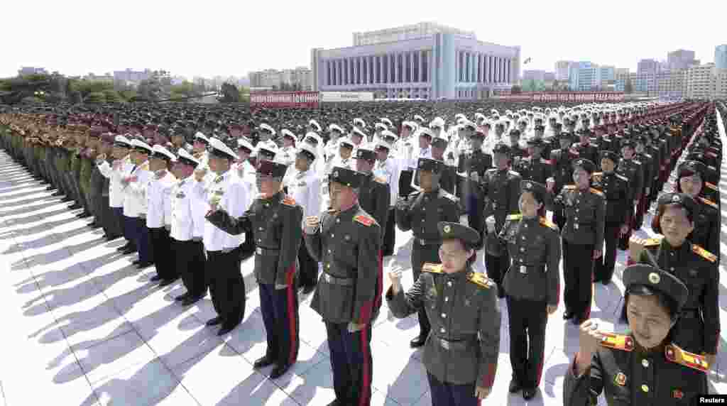 정전 60주년을 앞둔 24일, 북한 군인들이 인민무력부에 세워진 김일성&middot;김정일 동상 앞에서 결의대회를 가졌다.